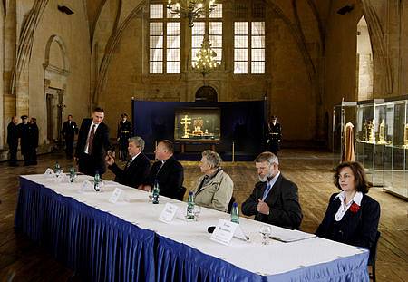 V pátek 18. dubna proběhla v pražském Vladislavském sále.tisková konference k výstavě českých korunovačních klenotů. Třetí zprava je restaurátor Jiří Belda, který insignie přes noc prohlédl a očistil.