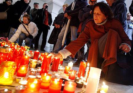 Devatenáct let po listopadových demonstracích si lidé přišli připomenout na Národní třídu v Praze začátek demokracie. Lidé vzpomínali na boje studentů proti policii.