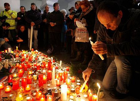 Devatenáct let po listopadových demonstracích si lidé přišli připomenout na Národní třídu v Praze začátek demokracie. Lidé vzpomínali na boje studentů proti policii.