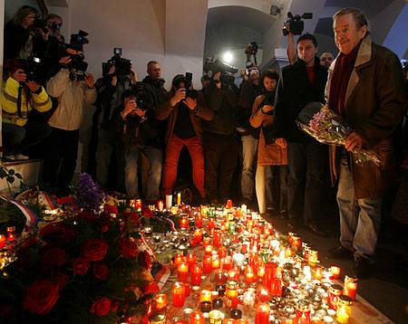 Svou svíčku přidal i tehdejší disident a první polistopadový prezident Václav Havel.