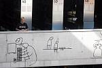 09-09-09. Prostor atria vypadá jako obrovský skicák, v němž malíř  Dan Perjovschi angažovaným, apelativním i humorným způsobem komentuje společensko-politická témata.