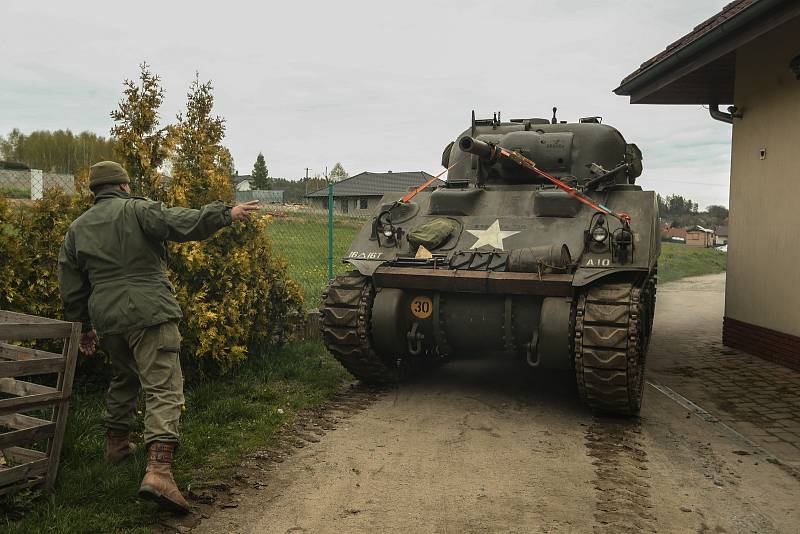 Přesun tanku Sherman z okraje Prahy na výročí osvobození do Plzně.