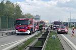 Při nehodě autobusu a kamionu s návěsem na Pražském okruhu došlo k velkému požáru a zemřel člověk.