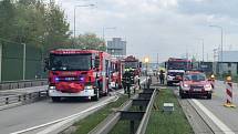 Při nehodě autobusu a kamionu s návěsem na Pražském okruhu došlo k velkému požáru a zemřel člověk.