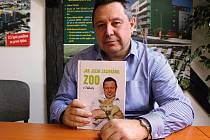 Pražský developer a biolog Evžen Korec se svou knihou Jak jsem zachránil ZOO v Táboře.