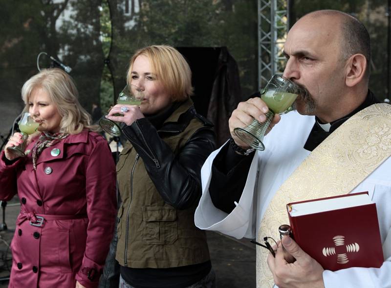 Vinobraní na Grébovce 2015 za účasti starostky Prahy 2 Jany Černochové.