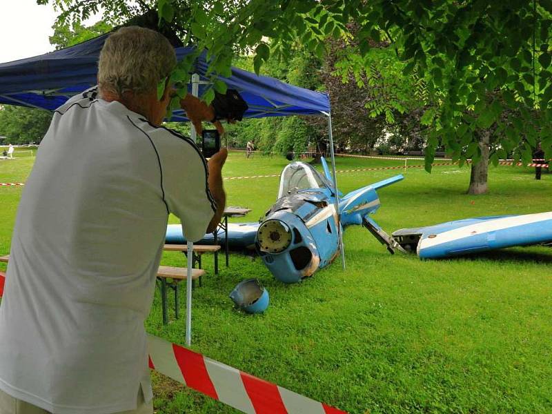 Projekt Mayday: vrak letadla v parku na Karlově náměstí v centru Prahy.