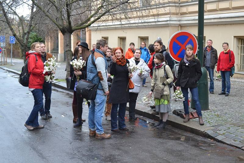 Oslavy 26. výročí Sametové revoluce 17. listopadu v Praze na Albertově.