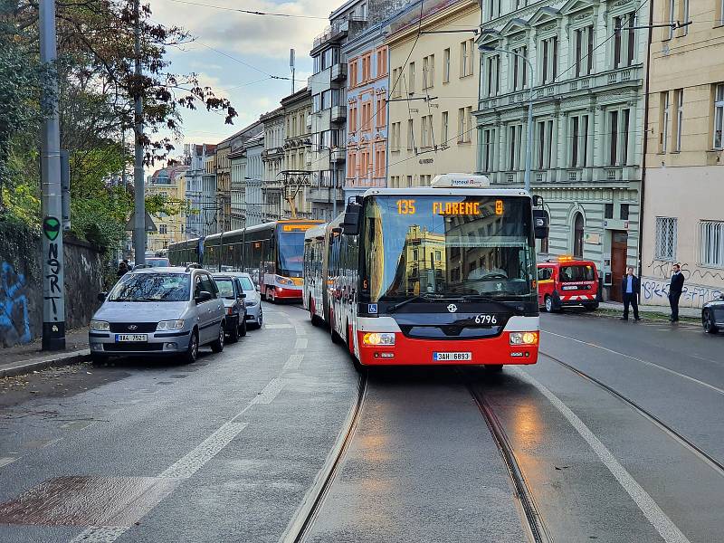 Nehoda tramvaje a nákladního vozidla ve Francouzské ulici v Praze