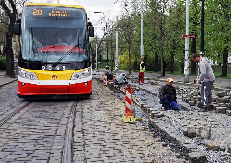 Oprava tramvajových kolejí v ulici Badeniho.