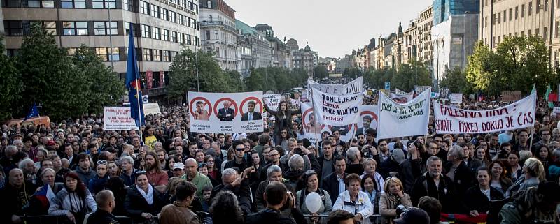 Na dvacet tisíc lidí se sešlo 10. května na pražském Václavském náměstí, aby protestovali proti Andreji Babišovi a Miloši Zemanovi.