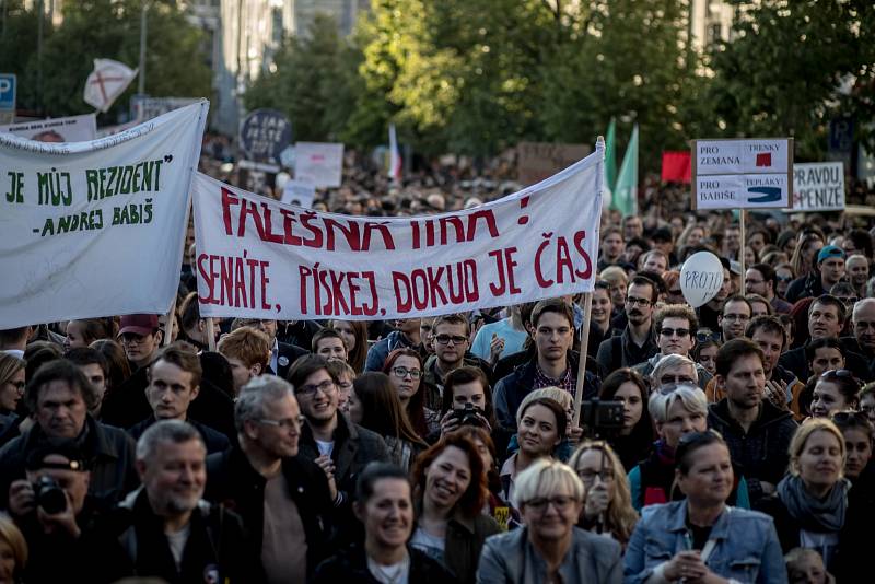 Na dvacet tisíc lidí se sešlo 10. května na pražském Václavském náměstí, aby protestovali proti Andreji Babišovi a Miloši Zemanovi.