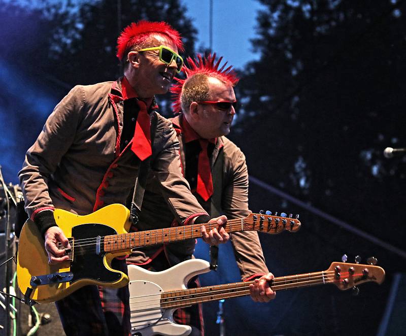 Na prvním dnu festivalu Tři sestry 33 let open air v pražském areálu  A-parku ledárny Braník zahráli legendární kapely Visací zámek a britská partička The Toy Dolls.