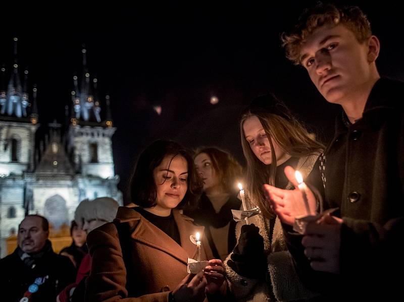 Lidé uctili památku 50. výročí upálení Jana Palacha Pochodem světla 16. ledna v Praze.