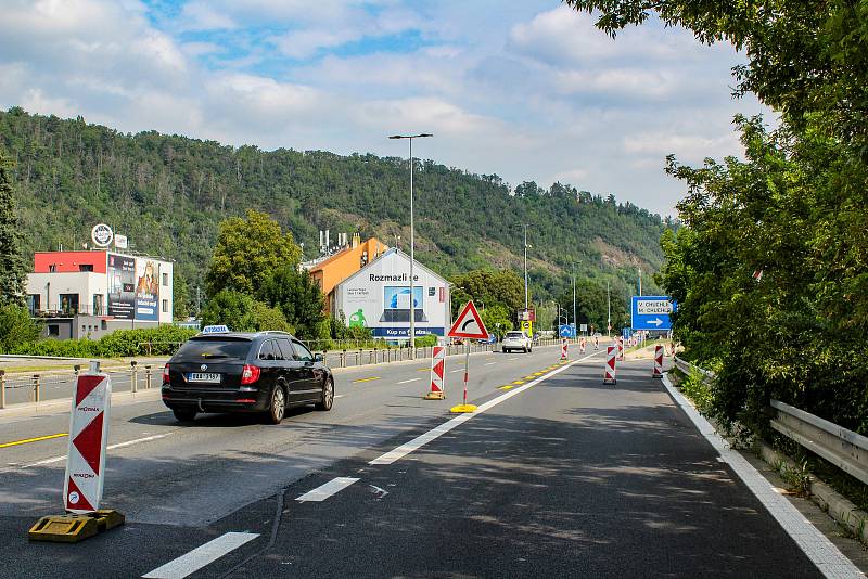 Další etapa rozšíření komunikace Strakonická, tentokrát v úseku od nadjezdu mimoúrovňové křižovatky ulice Mezichuchelská po autobusovou zastávku Malá Chuchle. Práce jsou plánovány do konce listopadu tohoto roku.