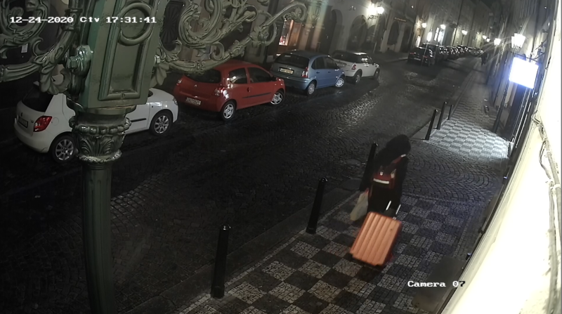 Policie hledá muže, který umístil k Pražskému hradu kufr, o kterém tvrdil, že je v něm bomba.