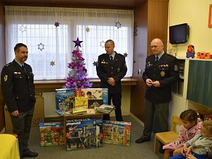 Policisté z druhého oddělení Speciální pořádkové jednotky pražské policie obdarovali děti na dětské ortopedii nemocnice na Bulovce