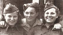 Zleva Věra Biněvská-Golubeva, Jarmila Kaplanová-Habrštátová, Syvie Laštovičková-Abrosimova. Praha, květen 1945.