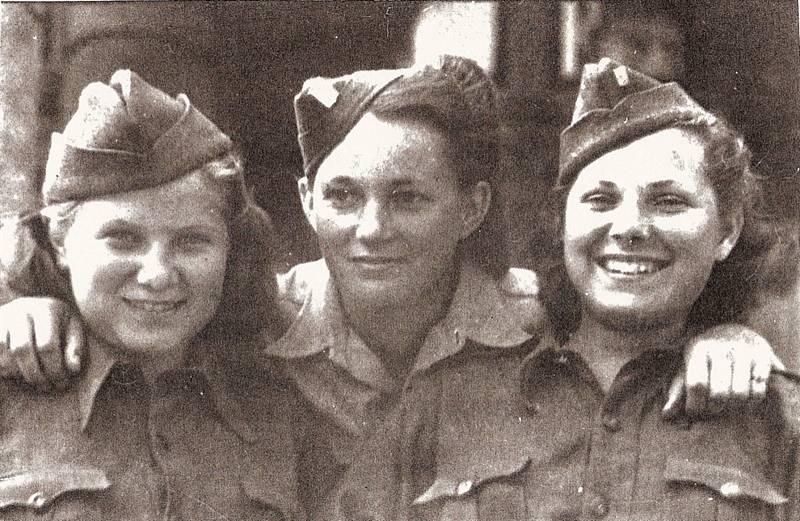 Zleva Věra Biněvská-Golubeva, Jarmila Kaplanová-Habrštátová, Syvie Laštovičková-Abrosimova. Praha, květen 1945.