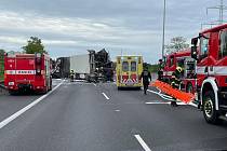 Nehoda několika kamionů a osobních vozidel s následným požárem zablokovala dálnici D11. Jeden z řidičů nepřežil.
