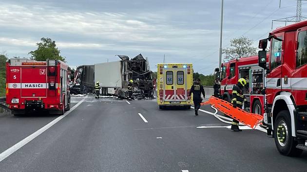 Nehoda několika kamionů a osobních vozidel s následným požárem zablokovala dálnici D11. Jeden z řidičů nepřežil.