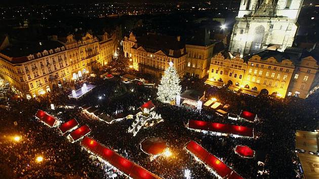 27. listopadu byl přesně deset minut po sedmnácté hodině slavnostně rozsvícen vánoční strom na Staroměstském náměstí v Praze.