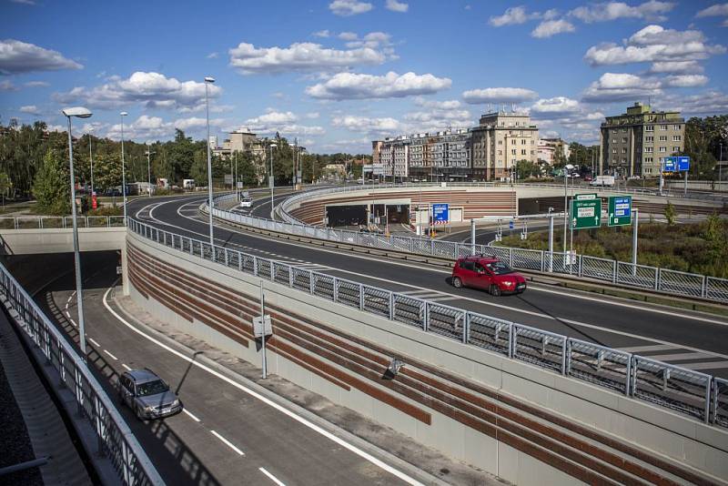 Do pražského tunelového komplexu Blanka vjeli 19. září první řidiči. Na snímku vjezd a výjezd z tunelu na pražské Malovance.