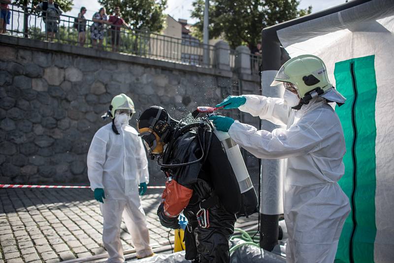 Potápěči Hasičského záchranného sboru hl. m. Prahy cvičili 4. srpna na pražském Rašínově nábřeží likvidaci úniku nebezpečné látky do Vltavy.