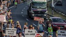 Zástupci občanských sdružení Stop Kamionům-Iniciativa za dostavbu Pražského okruhu a SOS Spořilov blokovali provoz na vytížené Spořilovské spojce.