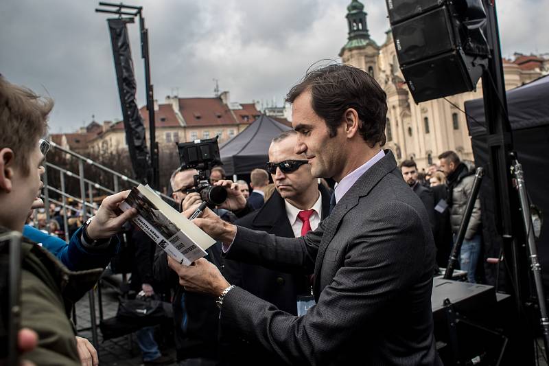 Tenisté Roger Federer ze Švýcarska a Tomáš Berdych se setkali 20. února na Staroměstském náměstí v Praze se svými fanoušky. Federer přijel propagovat zářijový Laver Cup.