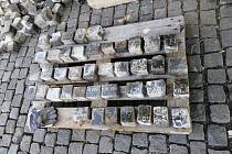 Řady kamenů z dlažby ve spodní části Václavského náměstí, tyto kameny byly při ručním rozebírání objeveny dne 5. května 2020.