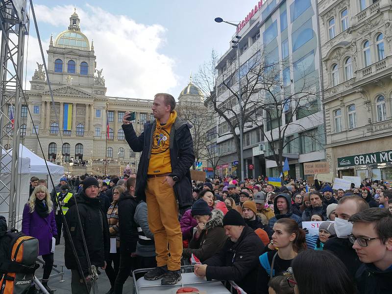 Z demonstrace Stojíme za Ukrajinou v neděli 27. února 2022 na Václavském náměstí v Praze.