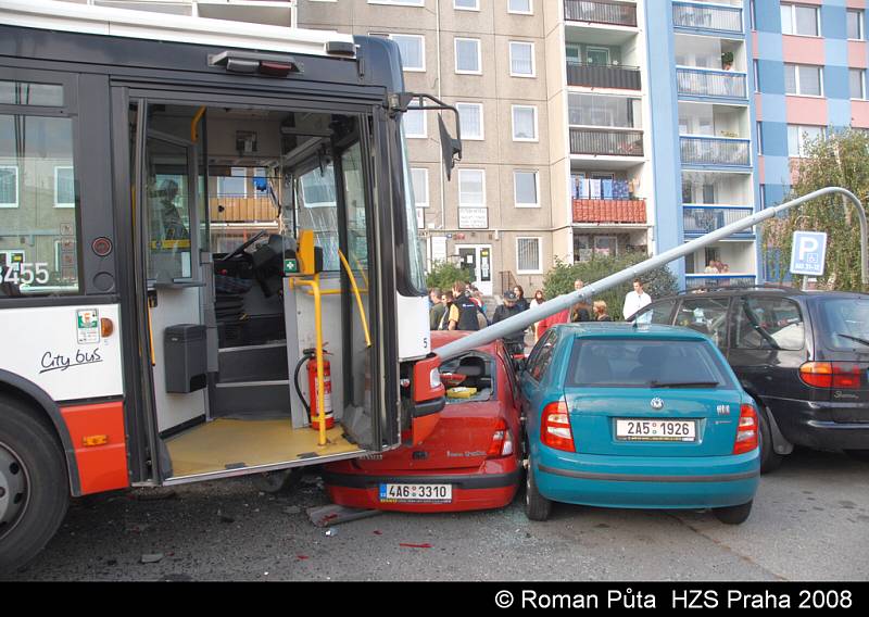 KOLAPS ZA VOLANTEM. Řidič linkového autobusu porazil sloup veřejného osvětlení a najel na zaparkovaná auta.