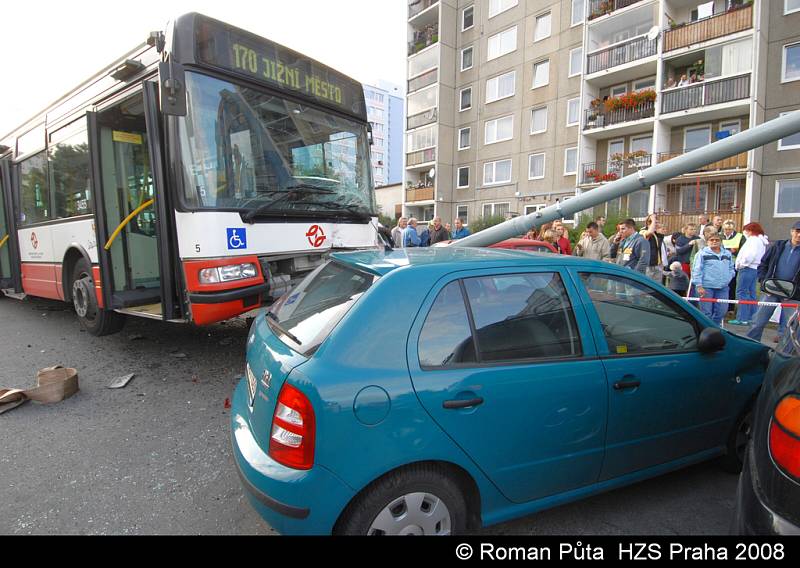 KOLAPS ZA VOLANTEM. Řidič linkového autobusu porazil sloup veřejného osvětlení a najel na zaparkovaná auta.