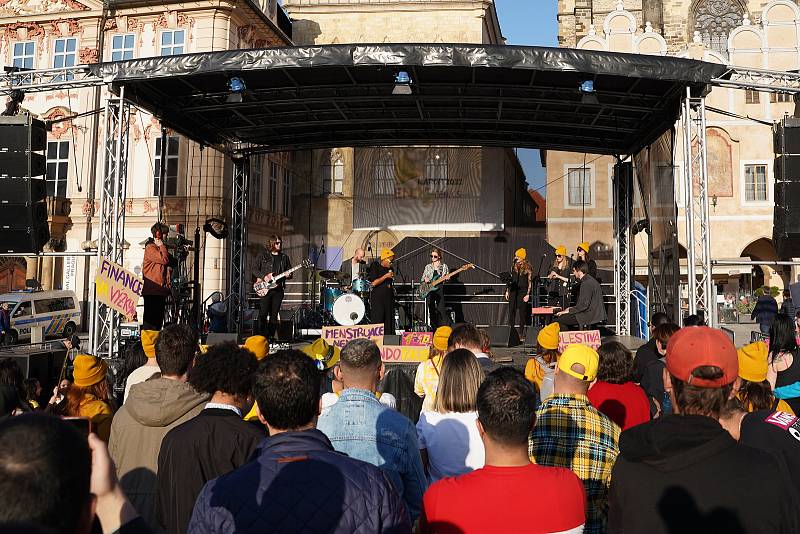 Endomarch 2022 - Pochod Prahou, závěrečný koncert na Staroměstském náměstí. Vystoupila Tonya Graves a taneční skupina Ležérní mršky.