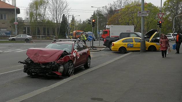 Dopravní nehoda v Černokostelecké ulici.