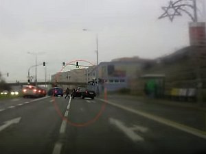 Řidič se zákazem řízení ujížděl strážníkům městské policie po Černém Mostě v Praze.