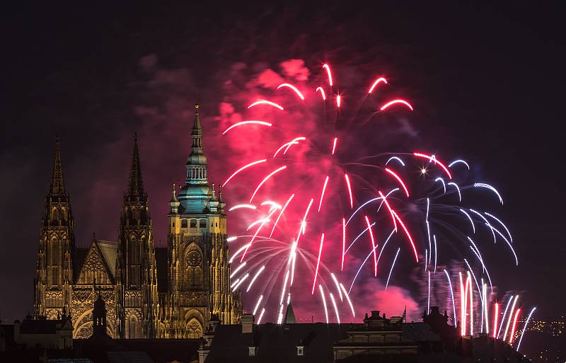 Nebe nad centrem Prahy rozzářil večer 1. ledna Novoroční ohňostroj.