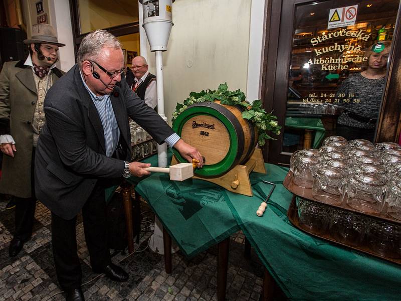 Slavnostní naražení soudku plzeňským sládkem v rámci oslav 174 let od uvaření první várky piva Pilsner Urquell.