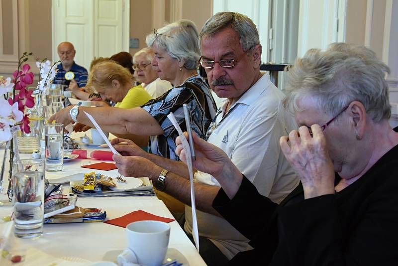 Nuselská radnice hostila ve čtvrtek setkání čtecích babiček (a také dvou dědečků), která jako dobrovolníci docházejí do mateřských škol a předčítají dětem před spaním pohádky.