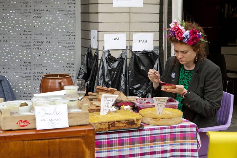 Ze sousedského setkání 'Františkovy lásky' před kinem Bio Oko v Praze.