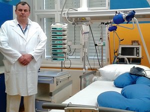Lékař Miroslav Trubač v jednom ze speciálních jednolůžkových pokojů v nově zrekonstruované části chirurgického oddělení JIP v pražské Thomayerově nemocnici.