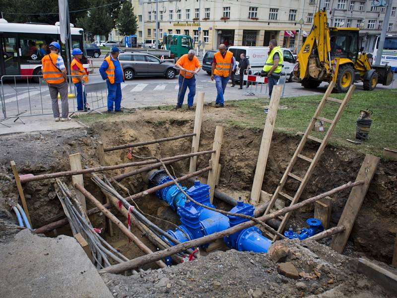 Oprava vodovodního potrubí na rohu Evropské a Gymnazijní ulice v Praze 6. Kvůli havárii na potrubí 13. srpna od rána neteče voda ve 31.000 domáctnos­tech.