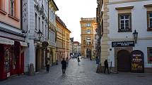 Prázdné ulice Prahy a lidé s rouškami 18. března 2020. Na Můstku.