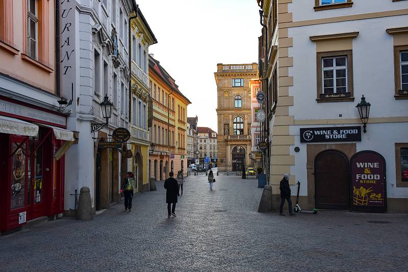 Prázdné ulice Prahy a lidé s rouškami 18. března 2020. Na Můstku.