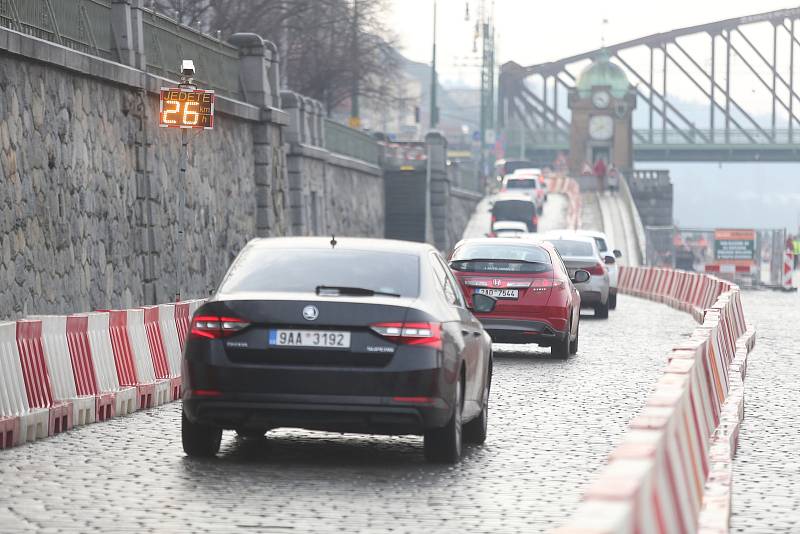 Rašínovo nábřeží - začala oprava tramvajové trati, automobilová doprava je svedena na náplavku ve směru na Podolí.