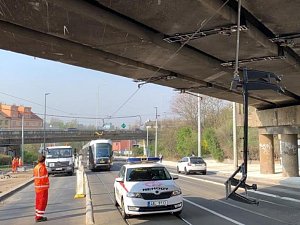 Pod železničním mostem u Palmovky došlo podruhé za 24 hodin k poruše trakčního vedení.