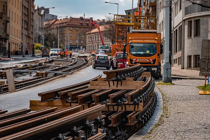 Rekonstrukce tramvajové trati a prodloužení kolejí až ke stanici metra Pankrác.