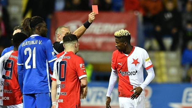 Peter Olayinka uviděl v závěru zápasu v Liberci červenou kartu za úder hlavou do obličeje Ndefeho.