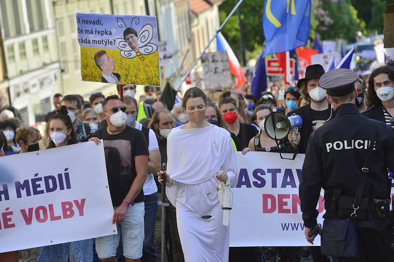 Spolek Milion chvilek uspořádal 1. června 2021 pochod a demonstraci proti setrvání Marie Benešové ve funkci ministryně spravedlnosti.